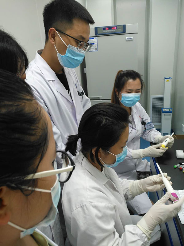 图1-苗林子主治医师带领检验科工作人员进行预实验.jpg