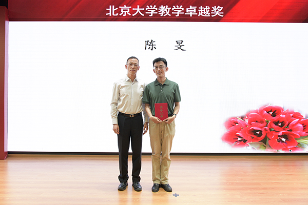 1.潘义生书记为获奖者颁奖.jpg