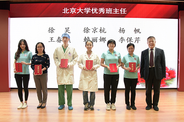 2.刘新民院长为获奖者颁奖.jpg