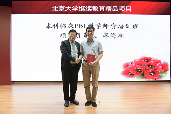 3.姜辉处长为获奖者颁奖.jpg