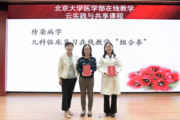 4.王翠先副处长为获奖者颁奖.jpg