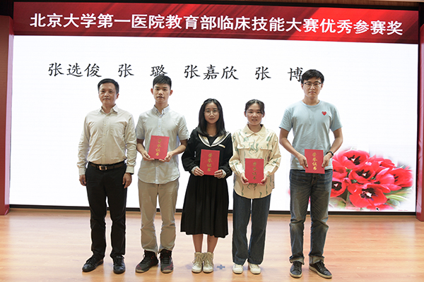 9.王鹏远副院长为获奖者颁奖.jpg