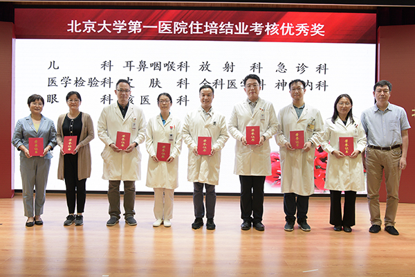 10.李海潮副院长为获奖者颁奖.jpg