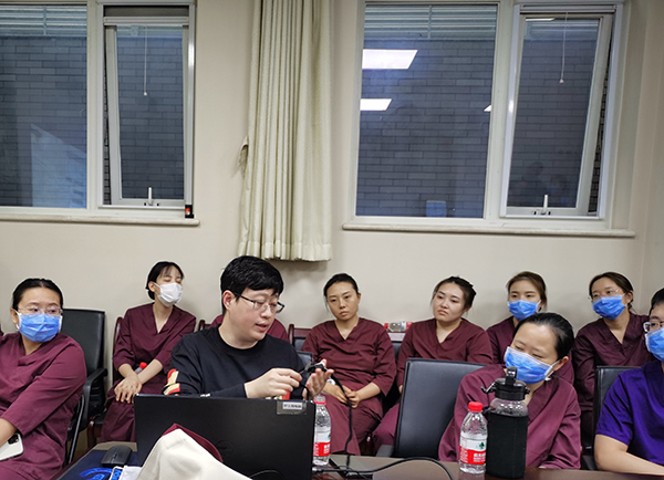 图片2.刘珵医师进行《创伤救治理念及创伤救治流程》专题授课.jpg