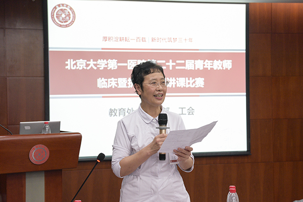 圖16-丁炎明院長助理宣布護理專業獲獎名單.jpg