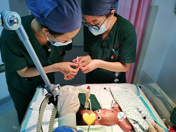 nicu护士脐静脉护理.jpg