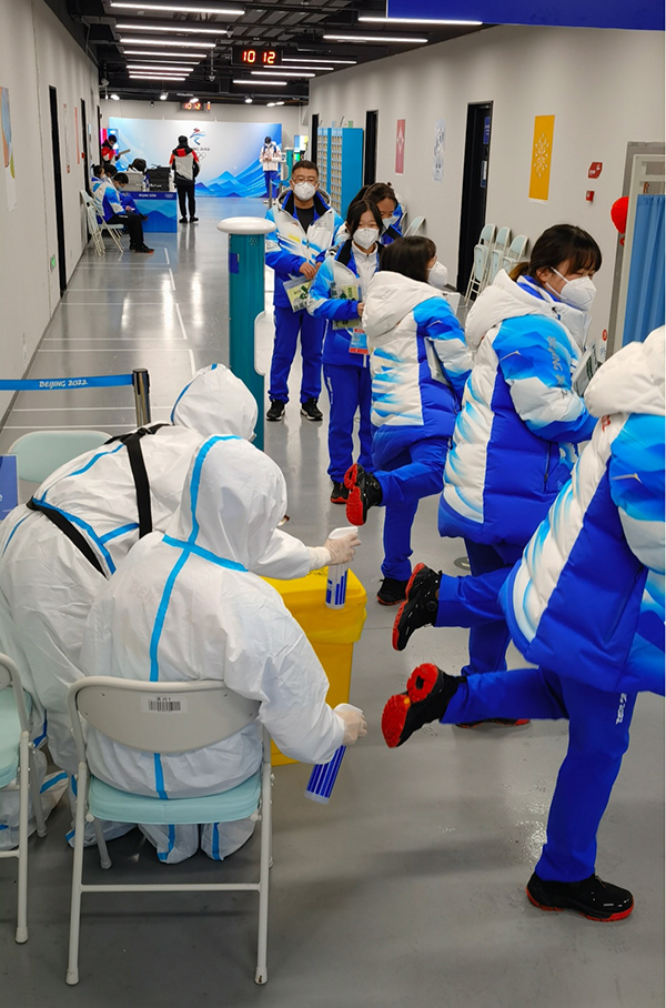 3、队员进入运动员医疗站前消毒鞋底.jpg