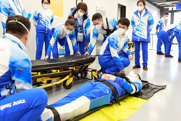 6、FOP医疗站冰上急救陆上演练.jpg