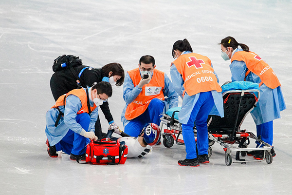 【喜迎二十大】11 郝瀚（左三）在冬奥赛场参加现场医疗救援.jpg