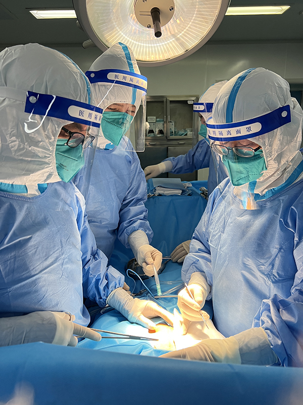 4普通外科团队进行紧急手术治疗.jpg