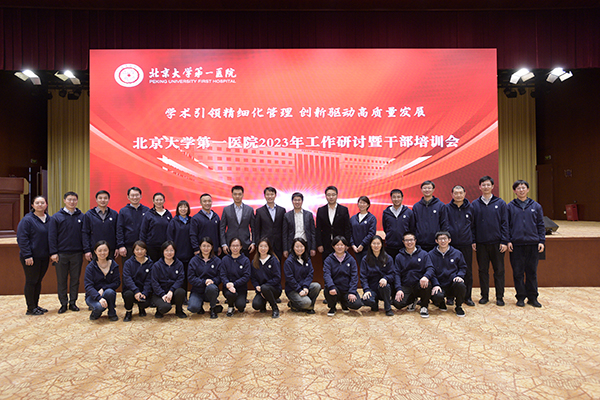40 职能处室的年轻人倾情服务，全力保障大会的顺利召开.jpg