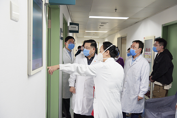 医海撷英3 分管干部医疗的刘梅林院长助理在干部门诊新址介绍诊区情况.jpg