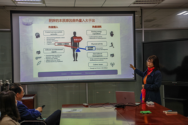 【党派风采】5 北大医院袁振芳主任医师做《神奇的减肥药》健康讲座.jpg