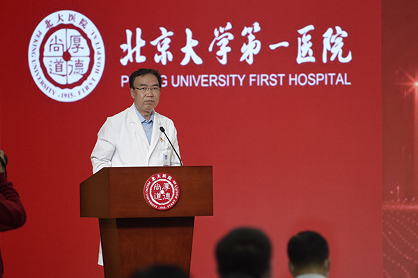11  杨尹默院长宣读表彰决定.jpg