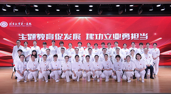 18 获奖代表与院领导合影.jpg