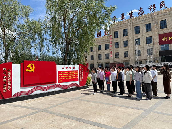 图13 重温入党誓言.jpg