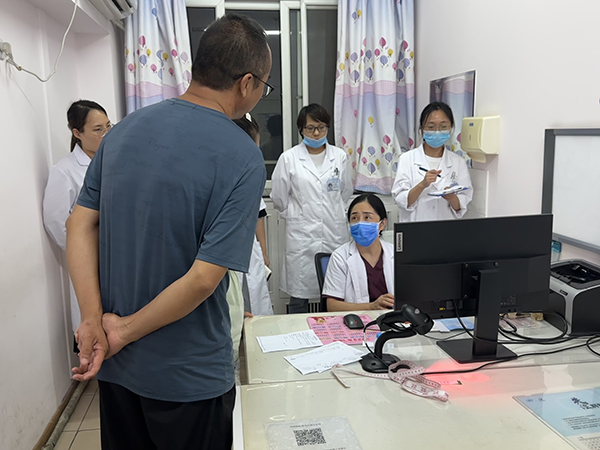 图2：儿科副主任熊晖教授，深夜仍在诊室诊治病人。.jpg