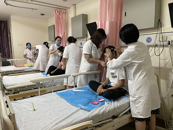 图3：深夜的脑电图监测病房，医护人员正在为病人进行脑电图检查。.jpg