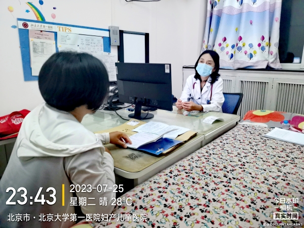 图3：儿科吴晔主任医师，深夜仍在诊室诊治病人。_副本.jpg