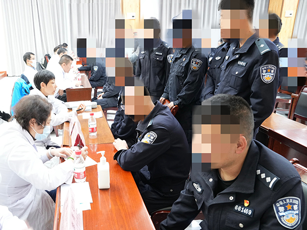 4 在红其拉甫出入境边防检查站进行义诊.jpg