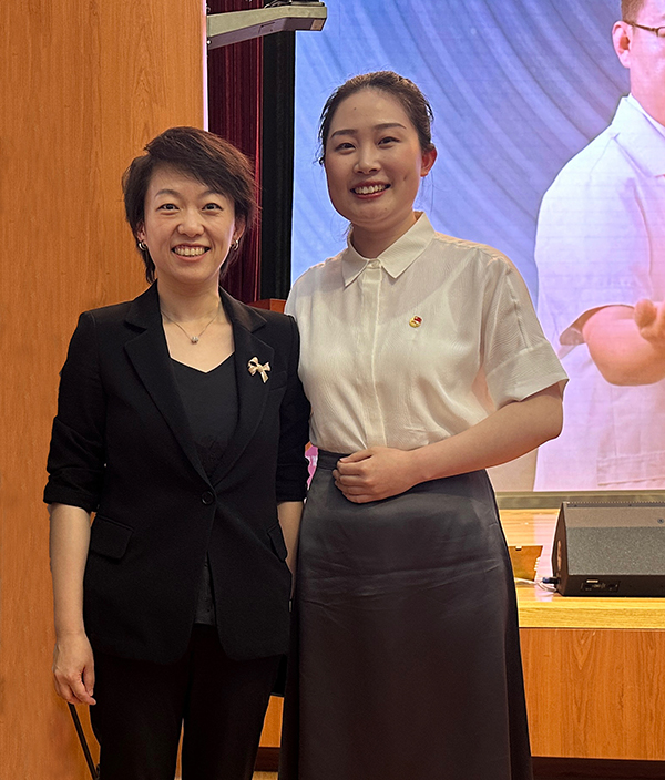 a党委副书记张静到现场指导，与周宸屹合影.jpg
