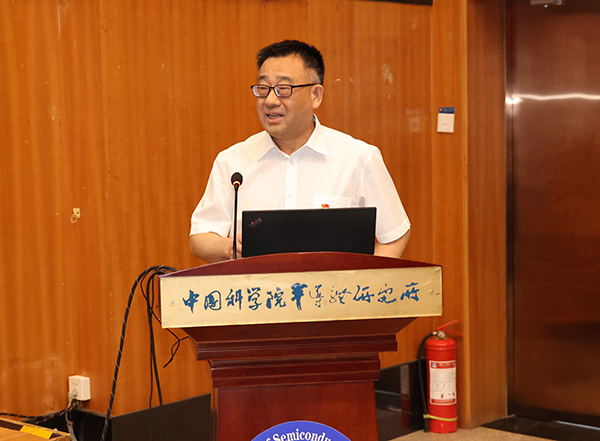 半导体所党委书记、副所长冯仁国作报告.jpg