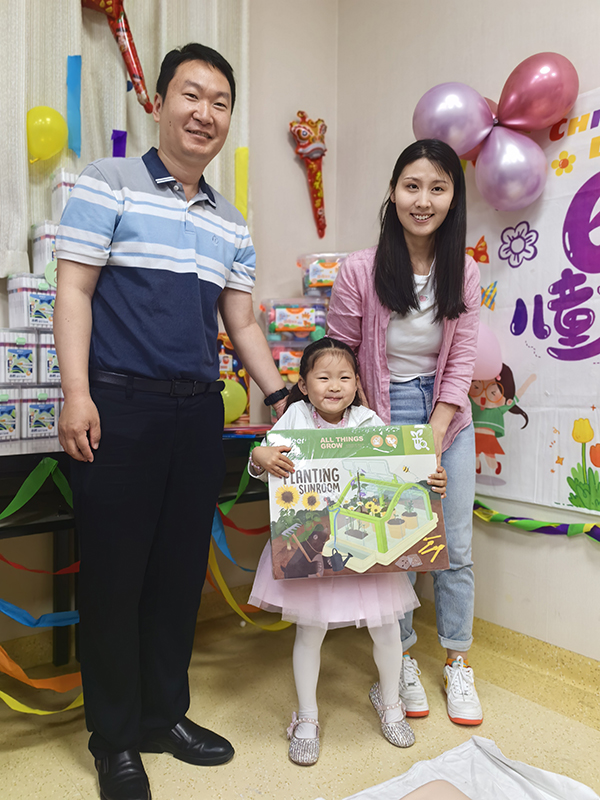 图片9 刘斯副主任为幼儿组胸外按压冠军颁奖.jpg