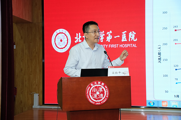 4-杨兴主任汇报实验中心.jpg