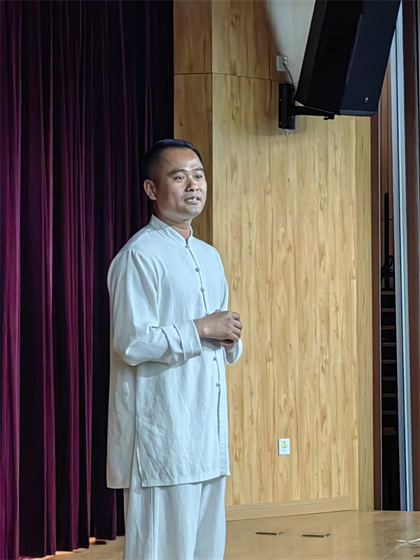 2 八段锦教练.jpg