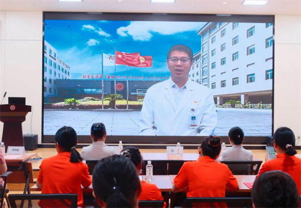 图5 伤口学校常务副校长邓俊视频讲话.jpg 图5 伤口学校常务副校长邓俊视频讲话.jpg