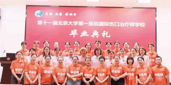 图8 毕业典礼大合照.jpg