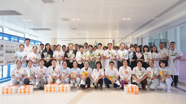 22医师节慰问门诊楼合影.JPG