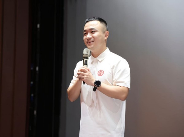 工会常务副主席吴胤主持活动.jpg 工会常务副主席吴胤主持活动.jpg
